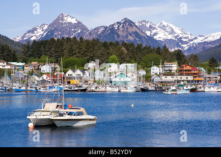 Avis de Sitka Sitka avec canal dans l'avant-plan et de bateaux dans l'eau du sud-est de l'Alaska summer Banque D'Images