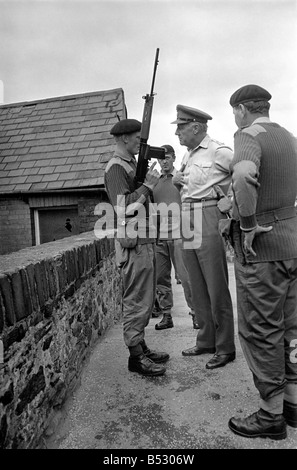 Août 1969 L'Irlande du Nord. Chef d'état-major général Sir Geoffrey Baker vu ici touring Londonderry parlant à ses troupes. ;Août. Banque D'Images