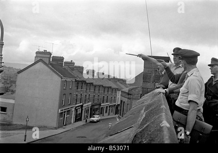 Août 1969 L'Irlande du Nord. Chef d'état-major général Sir Geoffrey Baker vu ici touring Londonderry parlant à ses troupes. ;Août. Banque D'Images