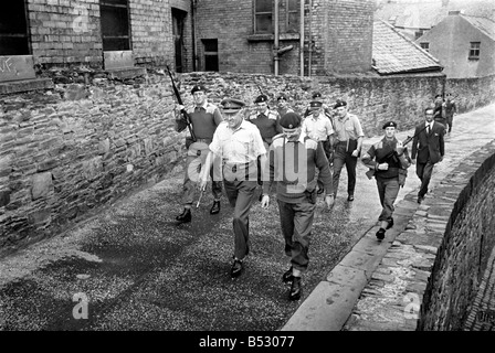 Août 1969 L'Irlande du Nord. Chef d'état-major général Sir Geoffrey Baker vu ici touring Londonderry parlant à ses troupes. ;Août. Banque D'Images