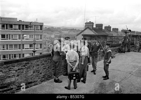 Août 1969 L'Irlande du Nord. Chef d'état-major général Sir Geoffrey Baker vu ici touring Londonderry parlant à ses troupes. ;Août. Banque D'Images