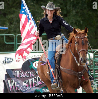 Femme à cheval avec nous au drapeau de l'état de l'Alaska Alaska juste Palmer Banque D'Images