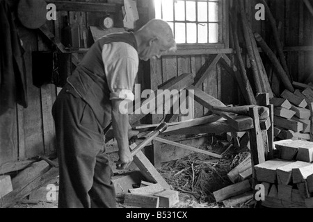 Ouvriers dans un chantier de bois de Surrey. Octobre 1937 OL300S-002 Banque D'Images