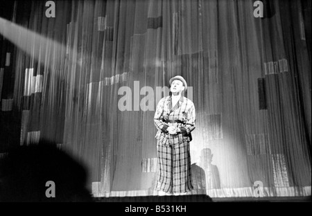 Max Miller sur scène . . Janvier 1938 OL305-005 Banque D'Images