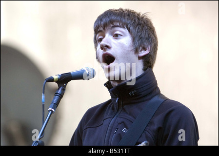 T dans le parc juillet 2007 Arctic Monkeys effectuer sur la scène principale de t dans le parc Banque D'Images