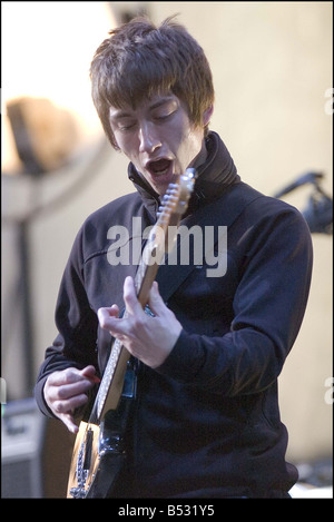 T dans le parc juillet 2007 Arctic Monkeys effectuer sur la scène principale Banque D'Images