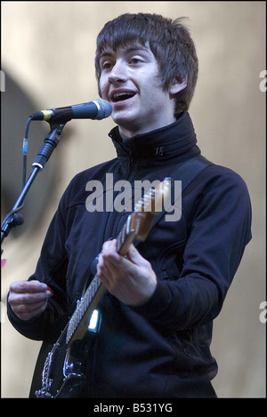T dans le parc 7 juillet 2007 Arctic Monkeys effectuer sur la scène principale Banque D'Images