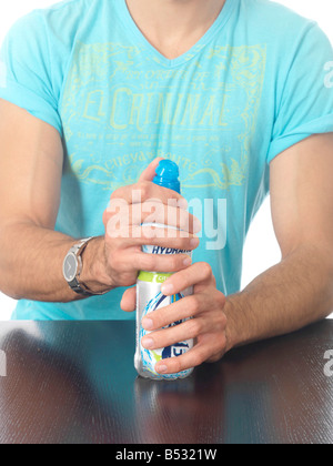 Jeune homme modèle energy drink d'ouverture publié Banque D'Images