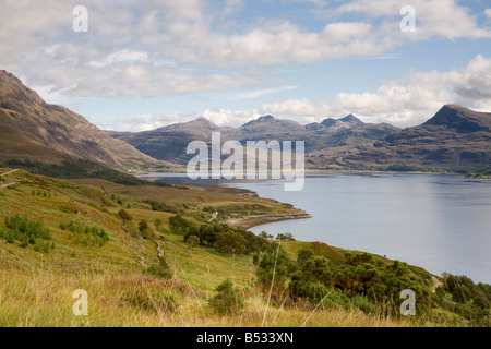 Vue de la montagnes Torridon sur le Loch Torridon, Ecosse Banque D'Images