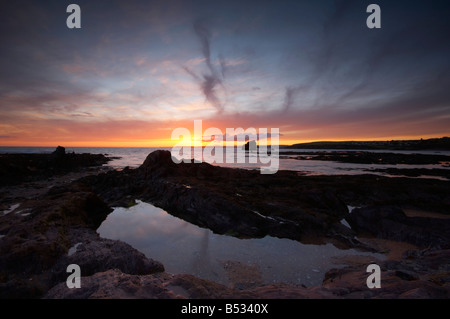 Coucher du soleil sur l'atmosphère Thurlestone rock Banque D'Images