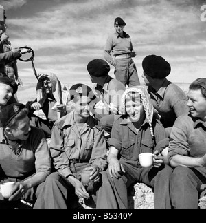 Les soldats britanniques à Pétra. trans - Jordanie. Mars 1952 C1289-002 Banque D'Images