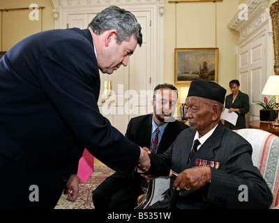 Gurkha Tul Bahadur Pun chevrons avec fierté qu'il rencontre le Premier ministre britannique Gordon Brown, qui lui dit qu'il est un homme très courageux Juillet 2007 Le frêle 84 ans amenés en Angleterre la semaine dernière par le miroir après notre campagne renversait une interdiction d'entrer en Grande-Bretagne a été aidé en No10 dans un fauteuil roulant peu après son vol a atterri à l'aéroport de Heathrow le PM s aides a déclaré au Mirror il voulait rencontrer le titulaire de la Croix de Victoria Banque D'Images