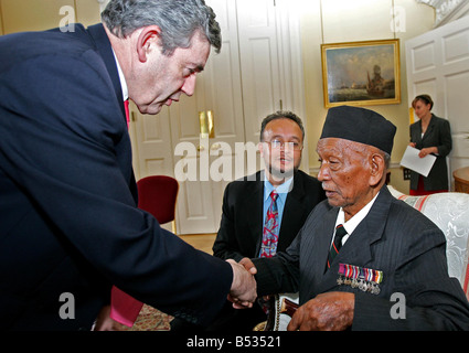 Gurkha Tul Bahadur Pun chevrons avec fierté qu'il rencontre le Premier ministre britannique Gordon Brown, qui lui dit qu'il est un homme très courageux Juillet 2007 Le frêle 84 ans amenés en Angleterre la semaine dernière par le miroir après notre campagne renversait une interdiction d'entrer en Grande-Bretagne a été aidé en No10 dans un fauteuil roulant peu après son vol a atterri à l'aéroport de Heathrow le PM s aides a déclaré au Mirror il voulait rencontrer le titulaire de la Croix de Victoria Banque D'Images