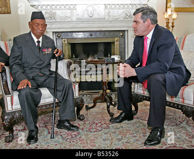 Gurkha Tul Bahadur Pun chevrons avec fierté qu'il rencontre le Premier ministre britannique Gordon Brown, qui lui dit qu'il est un homme très courageux Juillet 2007 Le frêle 84 ans amenés en Angleterre la semaine dernière par le miroir après notre campagne renversait une interdiction d'entrer en Grande-Bretagne a été aidé en No10 dans un fauteuil roulant peu après son vol a atterri à l'aéroport de Heathrow le PM s aides a déclaré au Mirror il voulait rencontrer le titulaire de la Croix de Victoria Banque D'Images