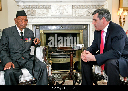 Gurkha Tul Bahadur Pun chevrons avec fierté qu'il rencontre le Premier ministre britannique Gordon Brown, qui lui dit qu'il est un homme très courageux Juillet 2007 Le frêle 84 ans amenés en Angleterre la semaine dernière par le miroir après notre campagne renversait une interdiction d'entrer en Grande-Bretagne a été aidé en No10 dans un fauteuil roulant peu après son vol a atterri à l'aéroport de Heathrow le PM s aides a déclaré au Mirror il voulait rencontrer le titulaire de la Croix de Victoria Banque D'Images