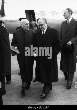 Crise de Suez, 1956 Le Premier Ministre français M. Guy Mollet arrivant à l'aéroport de Londres pour s'entretenir avec Anthony Eden à la crise 30 10 56 H8881 Banque D'Images