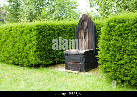 Grand trône en bois dans un jardin avec fort hedges Banque D'Images
