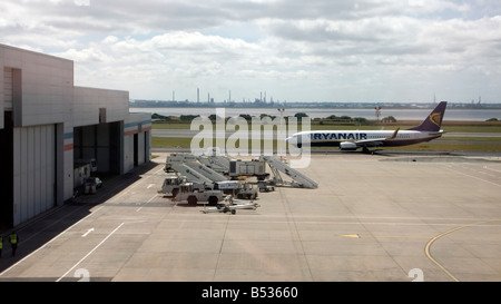 Avion de Ryanair à l'aéroport John Lennon de Liverpool UK Banque D'Images