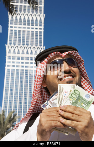 L'homme arabe de la détention de monnaie Banque D'Images