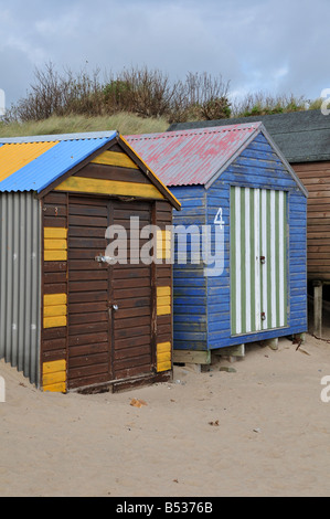 Ancien peint des cabines de plage sur la plage d'Ajoncs Morfa Péninsule Llyn Abersoch au Pays de Galles Banque D'Images