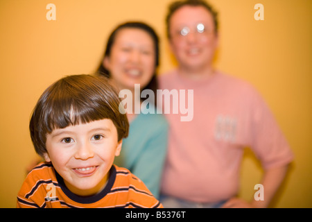 Mixed Race family smiling Banque D'Images