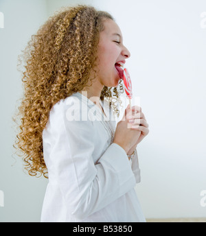 Mixed Race girl lollipop avec surdimensionné Banque D'Images