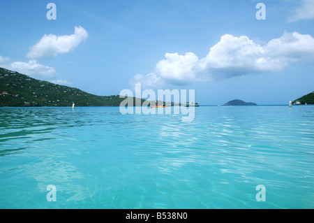 L'horizon de la baie de magen entrée st thomas où bateaux et kayaks sont flottants tranquillement sur une belle journée des Caraïbes Banque D'Images