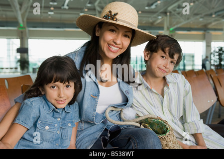 En attente de l'aéroport à la famille hispanique Banque D'Images