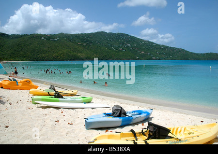 Kayaks et bateaux loisirs alignés sur la rive sablonneuse de Megan's bay Banque D'Images