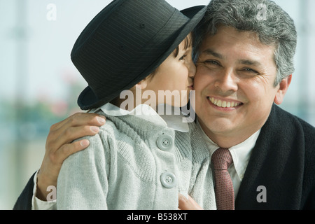 Hispanic girl kissing father's cheek Banque D'Images