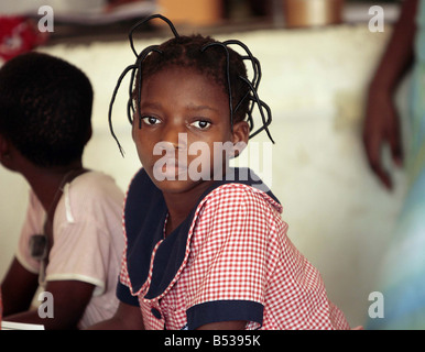 Les enfants esclaves au Bénin Afrique de l'Ouest Février 2007 afi de neuf ans raconte comment elle a été envoyé à l'extérieur de la maison pour travailler comme domestique dit-elle j'avais l'habitude de faire travailler 10 heures par jour si je me suis plainte à tout ce que je voudrais être frappé avec le dos d'un service J'ai toujours faim La petite fille qui tremble en elle parle est maintenant à un centre de sauvetage à Cotonou qui prend soin de plus de 400 sans-abri et d'abus des enfants, ce n'est la triste réalité de l'Afrique de l'Ouest, la traite des enfants du 21e siècle l'industrie de l'esclavage qui fait honte à la fois le Bénin et ses voisins Banque D'Images