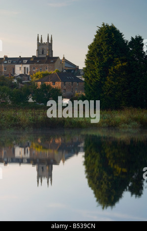 L'aube sur la rivière Dart à Totnes avec l'église dans la petite ville de Totnes distance Devon UK Banque D'Images