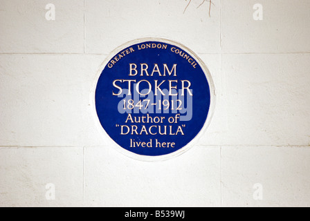 Greater London County Council blue plaque marquant une ancienne maison de Dracula de Bram Stoker, l'auteur à Chelsea, Londres, Angleterre Banque D'Images