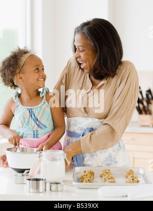Grand-mère de l'Afrique de faire des biscuits avec sa petite-fille Banque D'Images