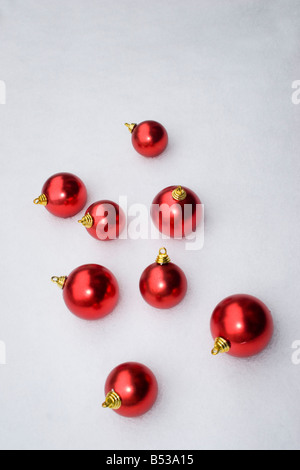 Chritmas rouge à l'extérieur des décorations dans la neige Banque D'Images