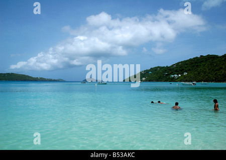 Les gens se détendre à gué et s'ébattent dans la belle mer des Caraïbes Magen's bay beach St Thomas usvi Banque D'Images