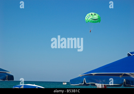 Personne méconnaissable le parapente au-dessus de la mer de la Crète Rethymno Grèce Septembre 2008 Banque D'Images