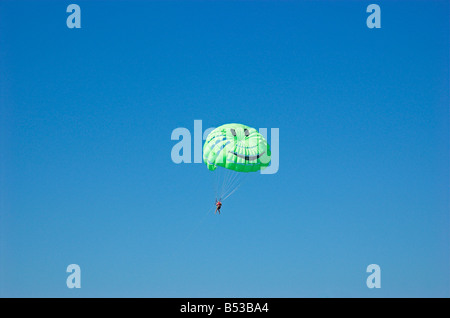 Personne méconnaissable le parapente au-dessus de la mer de la Crète Rethymno Grèce Septembre 2008 Banque D'Images