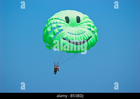 Deux jeunes femme parachute ascensionnel au-dessus de la mer de la Crète Rethymno Grèce Septembre 2008 Banque D'Images
