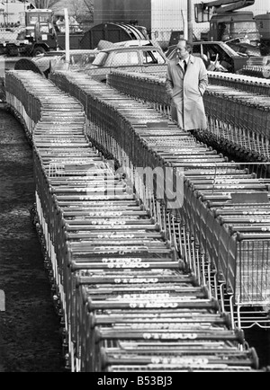 Shop - aliments. Veuillez, messieurs, pouvons-nous avoir nos trolleys retour ? 586 chariots de supermarché humide et la rouille. stand Ils ont été ramassés dans la rue et placés en garde à vue par un conseil qui les voit comme un danger pour les piétons et automobilistes. Chaque jour, la collection augmente comme le conseil snatch squad à Sutton Surrey, réunit dans des conteneurs sous-évaluées par les acheteurs imprudents. Cependant, maintenant qu'ils ont de la concurrence. Les magasins sont l'envoi de leurs propres équipes d'essayer de reprendre leurs chariots dont le conseil s'y rendre. Tesco et Sainsbury chaque récupérer environ 100 chaque nuit par rapport au vingt conseils Banque D'Images