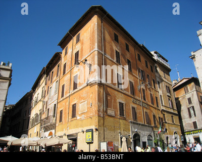 Bâtiment de l'hôtel Albergo Abruzzi avec mur ocre et brun volets aux fenêtres à Piazza della Rotonda près de Panthéon de Rome Italie Banque D'Images