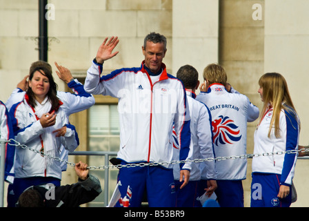 De près de l'Horizontal 2008 membre de l'équipe de natation olympique britannique Mark Foster pendant la parade des héros à Trafalgar Square. Banque D'Images