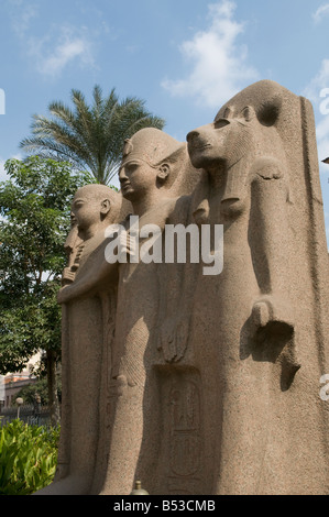 Statues pharaoniques affichée à la cour du Musée des Antiquités égyptiennes, connue communément comme le Musée Égyptien ou Musée du Caire Egypte Banque D'Images