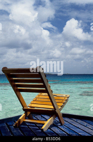 Vue sur la lagune de bungalow pont, île de Manihi, archipel des Tuamotu, en Polynésie Française (Tahiti) Banque D'Images