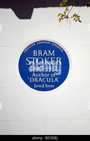 Greater London County Council blue plaque marquant une ancienne maison de Dracula de Bram Stoker, l'auteur à Chelsea, Londres, Angleterre Banque D'Images