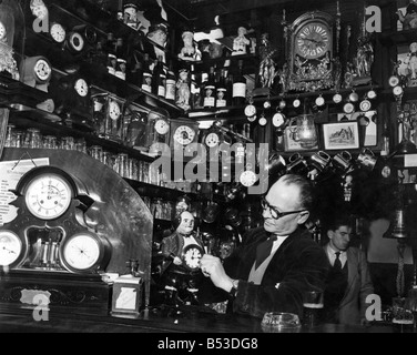 Collections - C. de temps sur ses mains. Montrer une horloge à M. J. H. Tulloch, propriétaire de l'hôtel Shakespeare et public house à Douglas, île de Man, et c'est aussi bon que son pour son pour il juste ne peut pas résister à l'ajout à sa collection. Juillet 1954 P017692 Banque D'Images