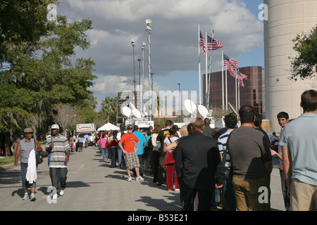 Foule d'attendre en file pour entrer dans le Vote Obama tôt pour changer de rassemblement à l'Amway Arena d'Orlando FL Banque D'Images