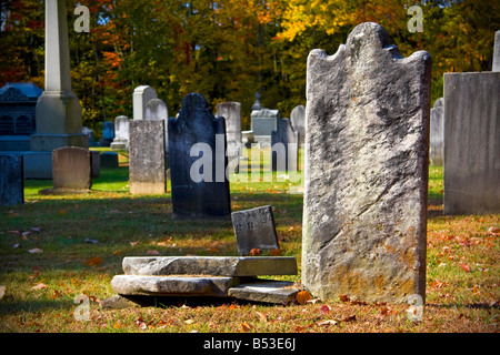 Ancienne vierge en granit pierre tombale dans le cimetière durant la saison d'automne ! Banque D'Images