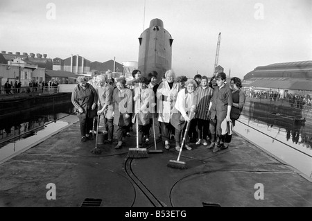 Le nouveau sous-marin HMS Vengeance Polaris a été commandé à la Cammell Laird, chantiers, Blrkenhead hier. L'équipage autre tous Mme Mopps sur le pont du HMS vengeance après avoir nettoyé le sous-marin pour la mise en service de jour. ;Décembre 1969 ;Z11790-001 Banque D'Images