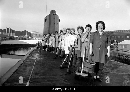 Le nouveau sous-marin HMS Vengeance Polaris a été commandé à la Cammell Laird, chantiers, Blrkenhead hier. L'équipage autre tous Mme Mopps sur le pont du HMS vengeance après avoir nettoyé le sous-marin pour la mise en service de jour. ;Décembre 1969 ;Z11790-004 Banque D'Images